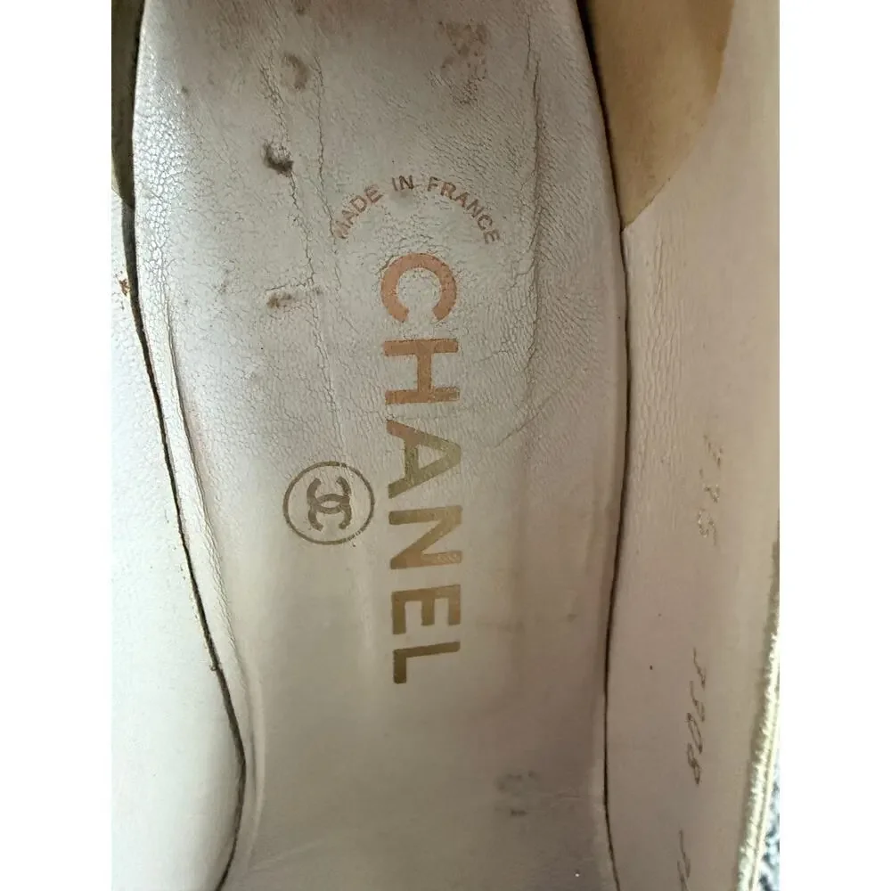 Chanel Original Finition Main Black and Tan CC Logo  Pumps Size 39